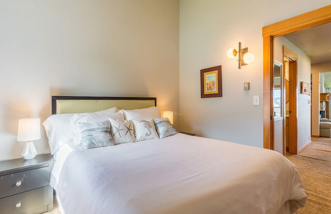 Coastal Chic Beach Condo by Avantstay Balcony - Photo 3