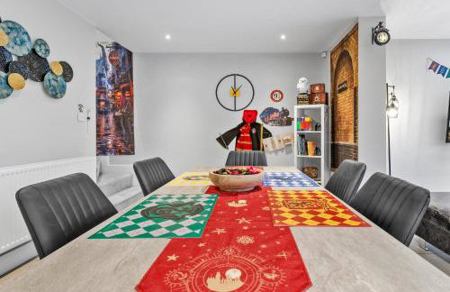 The Lumos House - 4 Bed Home w Parking near Harry Potter Studios - Foto 34