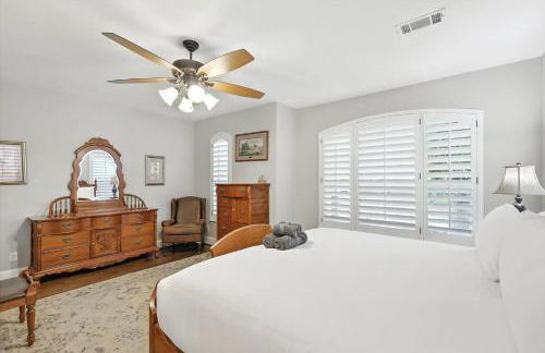 Lewisville Luxe Pool Getaway - Patio BBQ TV Room - Foto 27