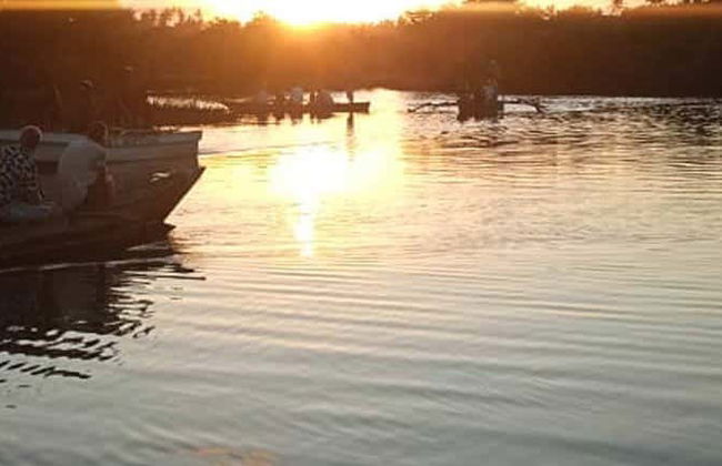 Paseo en canoa por el río Congo al atardecer - Foto 10