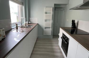 Tŷ Glas, Fishguard, Ideal for beach, coastal path and town! - Photo 4