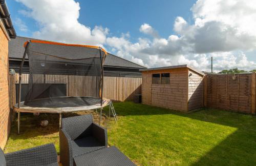 Modern Spacious 3 Bedroom House in Canterbury with En Suite and Free Parking Perfect for Contractors & Families - Photo 40
