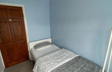 Lovely 4 bed house with patio & bbq - Photo 16