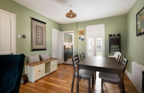 Modern 2BD Victorian Home Near Town Centre - Foto 26