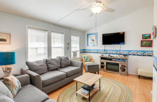 Oceanfront Gem with Rooftop Deck Steps to Sand - Foto 3