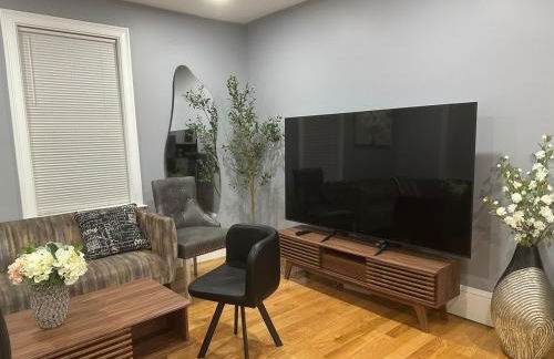 85a Charming Boston Base, 3BR, 2BA Ideal for Families - Foto 28