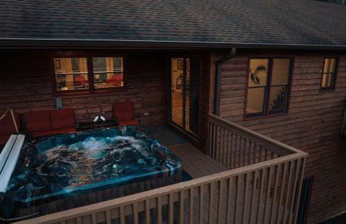 Majestic - Modern Cabin, Hot Tub, & Game Room! - Foto 24