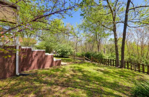 Fayetteville Retreat with Yard - Walk to Campus! - Foto 28