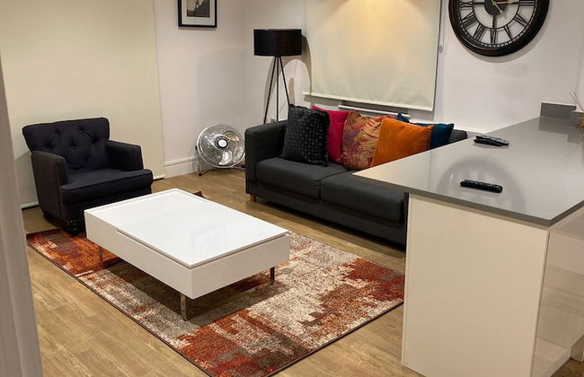 STUNNING 2 BED APARTMENT WITH PARKING - Foto 10