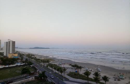 Prédio com piscina na cobertura frente ao mar,apartamento para até 6 pessoas e 3 crianças até 8 anos, churrasqueira na sacada, Wi-Fi grátis, rede de proteção, NÃO oferecemos roupas de cama e banho, 1 vaga de garagem, na Praia Grande-Vila Mirim - Foto 52