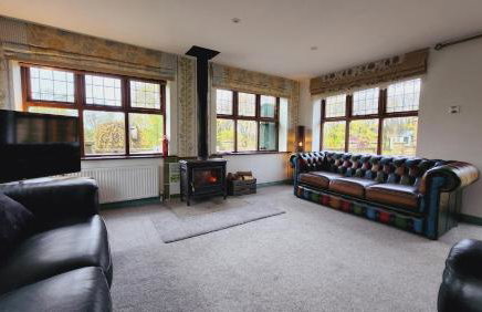 Stunning 2 Bedroom Guest House with Hot Tub - Photo 34