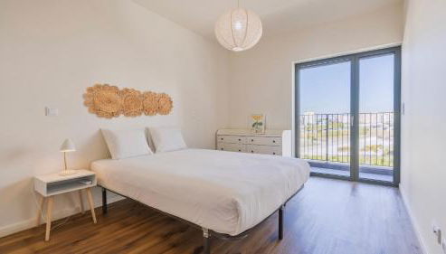 Soft Modern Flat With Pool & Gym by LovelyStay - Photo 5