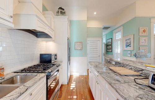 Charleston-style cottage w/ lovely decks, steps to the beach & pools - Foto 12