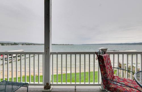 Beachfront Onekama Vacation Rental with Balcony! - Foto 20