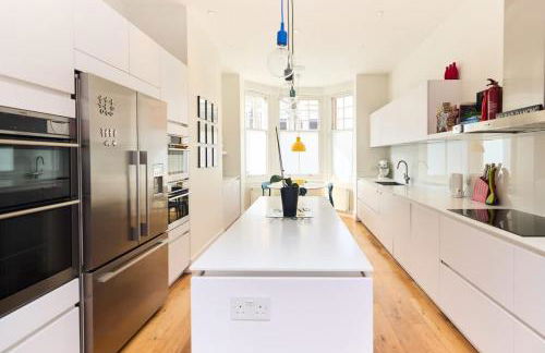 The Clapham Crib - Spacious 4BDR House with Patio - Photo 5