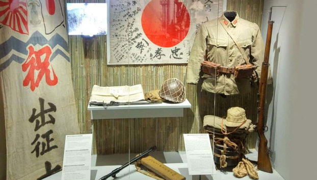Vitrine com uniformes japoneses