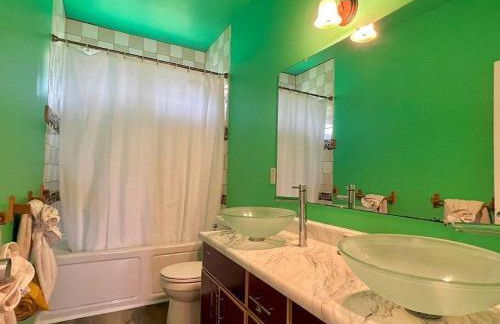 THE HONOMU HOUSE - Gorgeous, Spacious 4Bd2Ba Home near Waterfalls and Hilo, Sleeps 12! - Foto 29