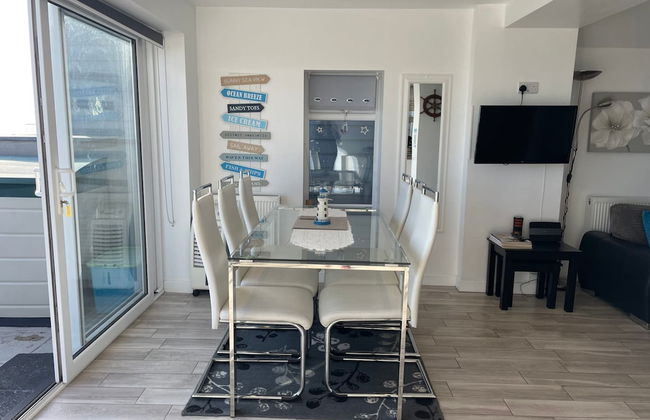 Contemporary Beachfront Bungalow With Direct Access to the Sea - Foto 5