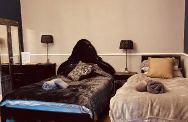 Stylish & Spacious Victorian Home near Severn Valley Railway & Safari Park - Foto 7