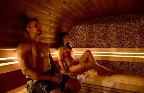 Family Retreat Sauna Hot Tub Games Peloton - Photo 24