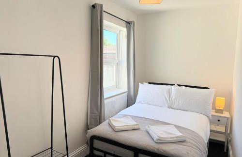 New Spacious 4 Bedrooms 5 Beds House Sleeps 8! - Foto 8