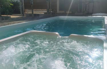 Check-in AUTÔNOMO e Privacidade em Hidro, piscina, casa, garagem até 2, até 3 quartos e 3 ar, 2 banheiros, churrasqueira, máquina de lavar roupas, roupa de cama, todos privativos, insira valor 3 hóspedes e abrimos 2 quartos, já 5 hóspedes usam 3Q - Foto 45