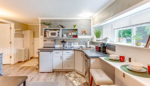 Charming Updated Retreat Walk to Lake Stevens! - Foto 2