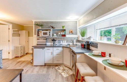 Charming Updated Retreat Walk to Lake Stevens! - Foto 2