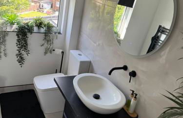 Modern Luxury Home with Spacious Garden close to Warner Bros Studio - Foto 21