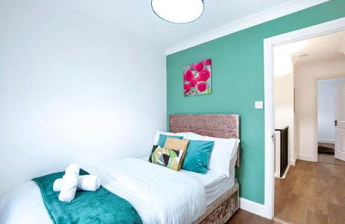 Cosy Wimbledon 4 Bed Home With Garden & Driveway Parking - Foto 12