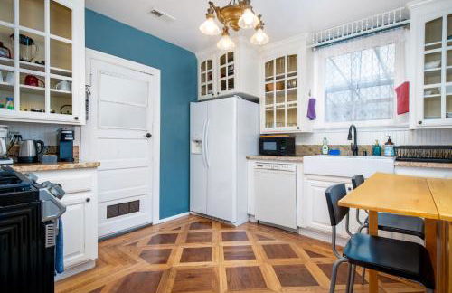 The Golden Parlor- Historic Victorian, Hot Tub - Foto 51