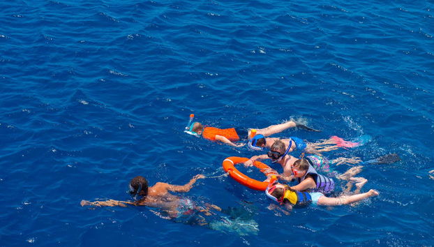 Ensinando as crianças a praticar snorkel