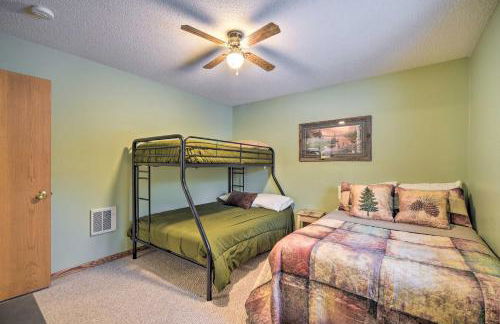 Wooded Danbury Cabin with Grill and Fire Pit! - Foto 17