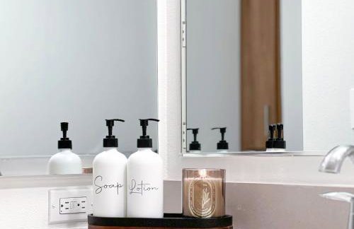 Modern Cosmopolitan APT Mid Hollywood with Free Parking 10mins to Universal Studios - Photo 2