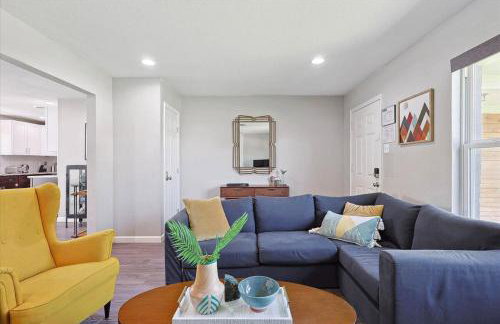 Peaceful and Relaxing Getaway w Beautiful Pool - Photo 8