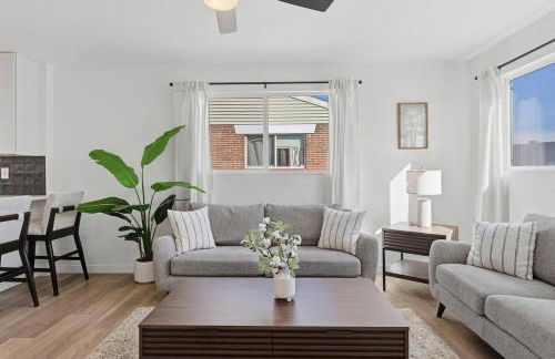 Cozy 2BR Retreat with Backyard Lounge - Foto 1