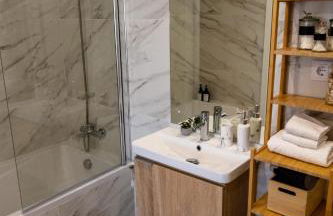 Modern apartment with balcony and free parking - Foto 19