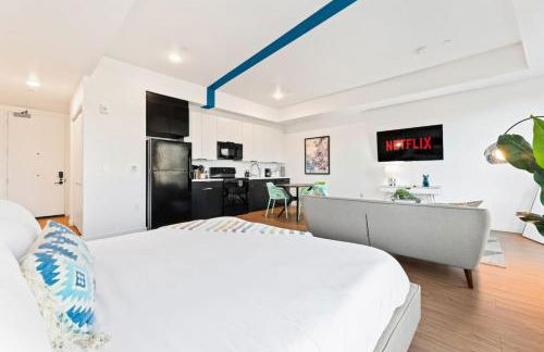 Chic Studio with Stunning DTLA Views, Walk to Metro - Foto 13