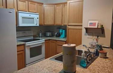 Workers Love It Here! 3 Bedroom House with screened in porch - Foto 30