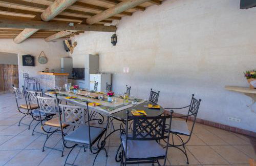 Villa l'ESTEL charme provençal, 15 pers, piscine privée & aire de jeux, au coeur du triange Arles-Avignon-Nîmes - Foto 16