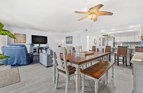 Escape to Beach Oasis! New Management! Updated Beachside Condo with Heated Pool! - Foto 7