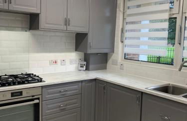 Luxury 3 Bedroom Flat with Garden - Photo 1