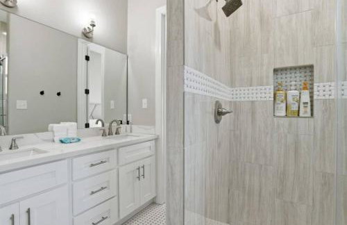 O30A Single-Story 2BR Townhome w King Beds, Workspace, Yard - Foto 17