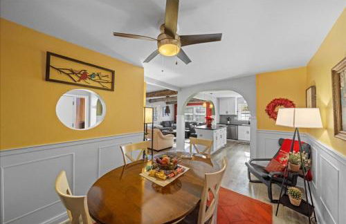 3BR Overland Park Home with Patio and Waterfall Pond - Foto 36