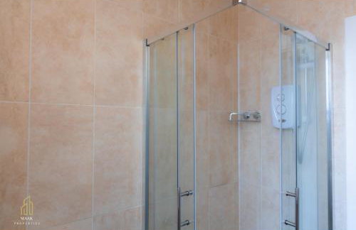 Modern 2BR Apartment - Prime Location Near Beach & Town - Sleeps 5 - Foto 35