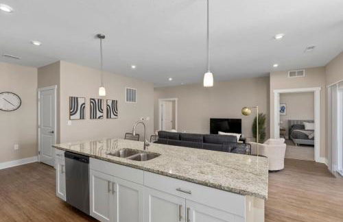 Modern 2BR 2BA New Build Condo with Garage & Patio - Foto 21