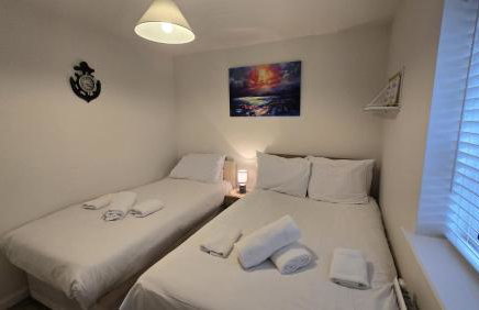 Modern Comfy 3 Bed Home - Free 2 space driveway - Free road parking - Free Netflix - Foto 22