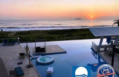 Apê estilo Resort c/ pé na areia e vista mar, próximo ao Beto Carrero - Foto 1