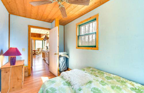 1 Mi to South Twin Lake Cabin with Deck in Trego! - Foto 23