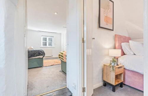 3BR Kingswood Cottage with Detached Unit - Photo 24